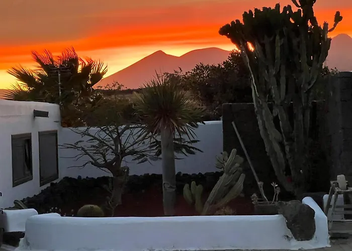 Blanco Privada Con Patio Volcanico Terraza Barbacoa