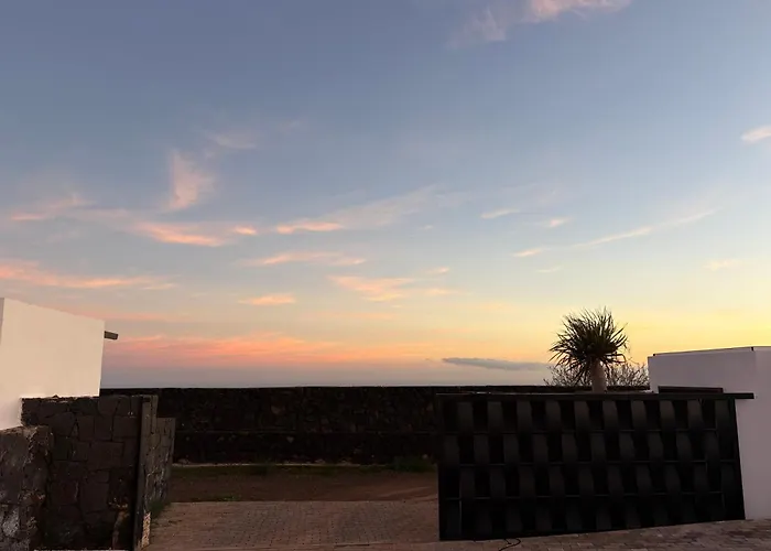 Blanco Privada Con Patio Soleado Y Bbq Ideal Escapada Romantica En Lanzarote ティアス